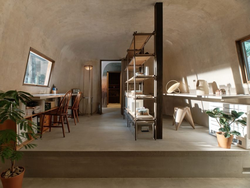 Aatismo: Japonya’da Seramik Sırlarından İlham Alan Çarpıcı Ev Eklentisi