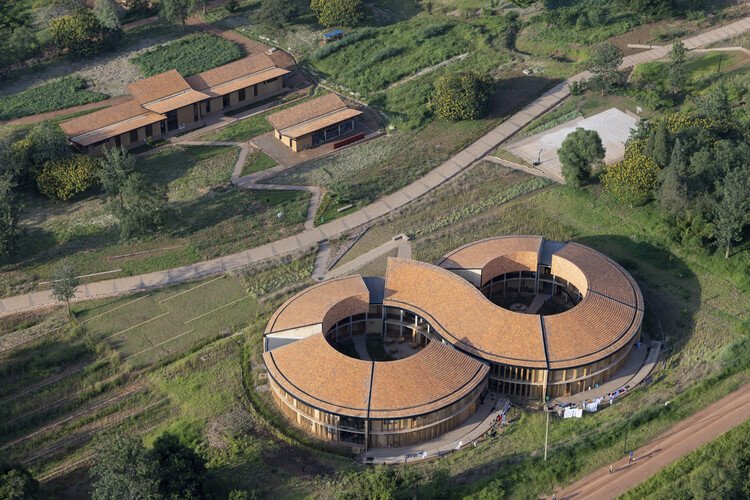 Afrika Mimarlığı Geleceği Yeniden Tanımlıyor: Pan-Afrika Bienali