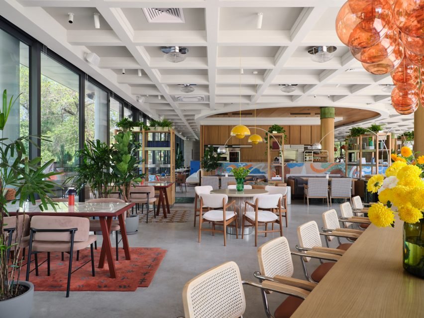 Almatı'da Sovyet Ruhu: Tarihi Aqqu Cafe Modern Tasarımla Buluşuyor