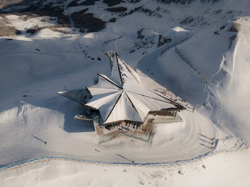 Alplerin Zirvesinde Karlı Bir Mimari Şaheser: Stella di Pila