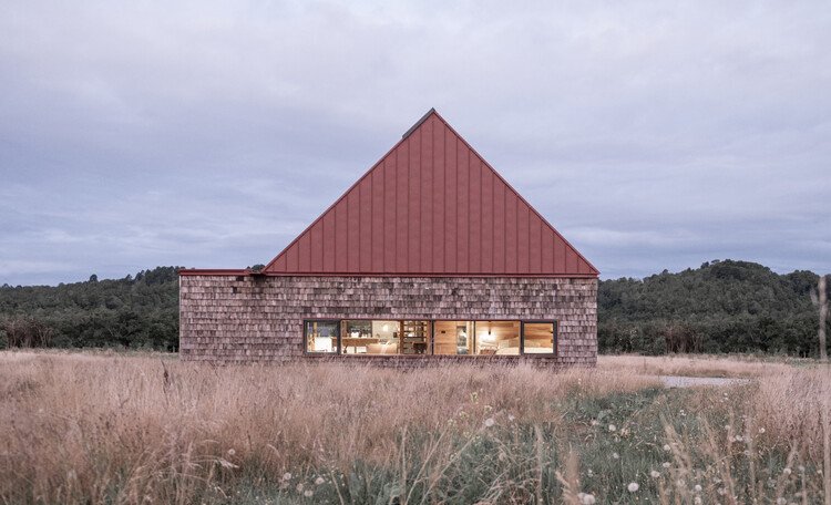 Tayland Dağlarına Gömülü Beton Yapı: Doğa ile Bütünleşen Fütüristik Tasarım