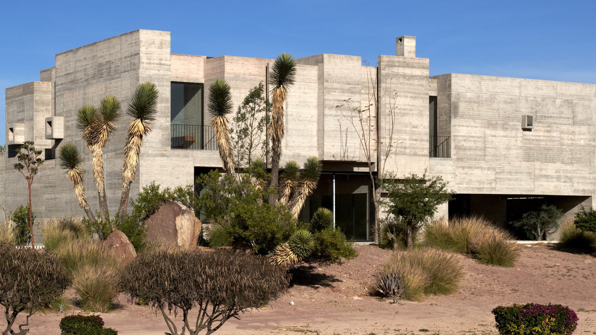 Eduardo Longo'nun Fütüristik Casa Bola'sı, São Paulo Tasarım Dünyasına Uzay Gemisi Havası Katıyor