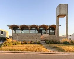 Casa Cosmos: Cristián Nanzer'den Üçgen Formla Yıldızlara Bakış