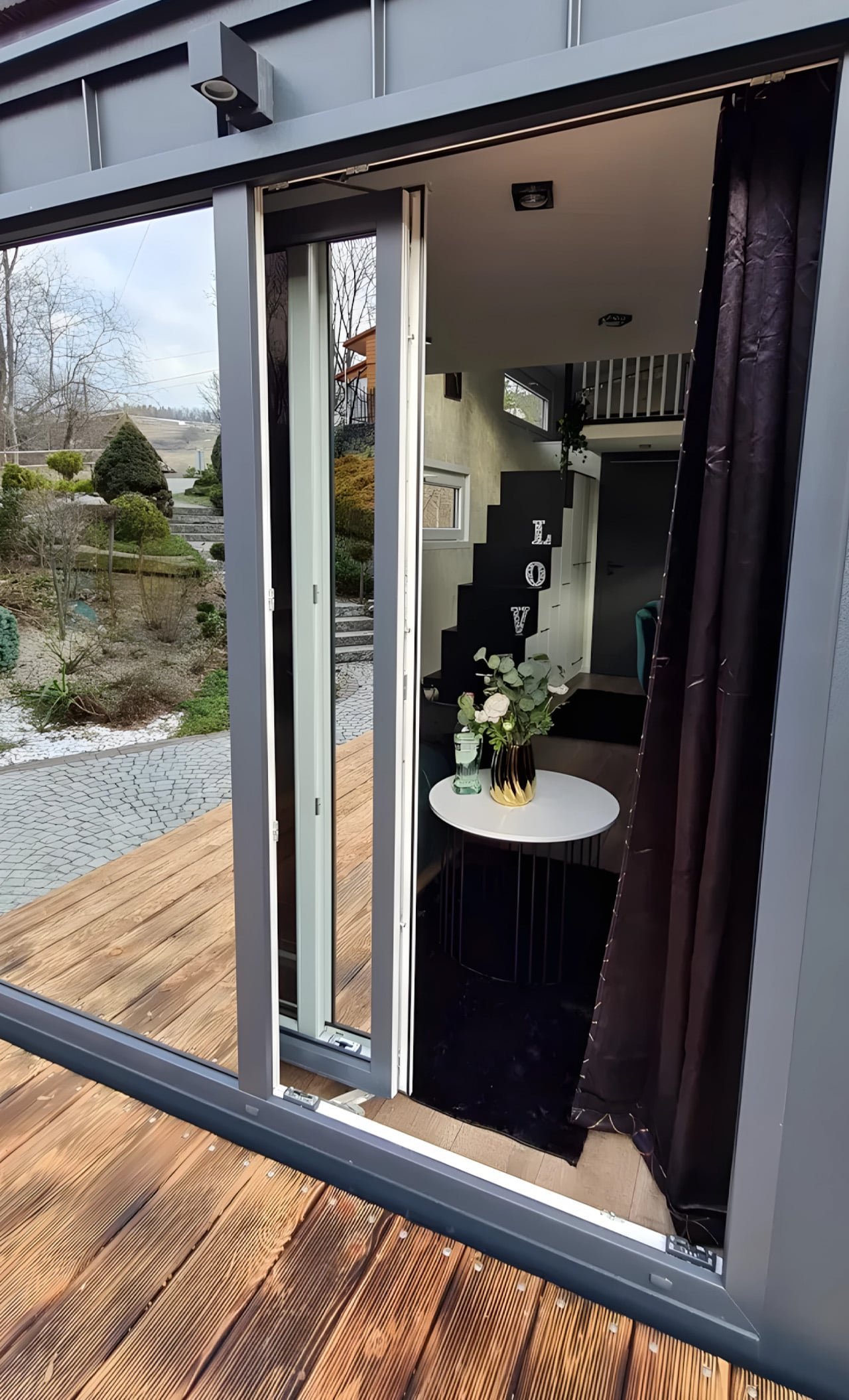 Craft House Erica: Dikey Yaşamı Yükselten Çatı Teraslı Minik Ev