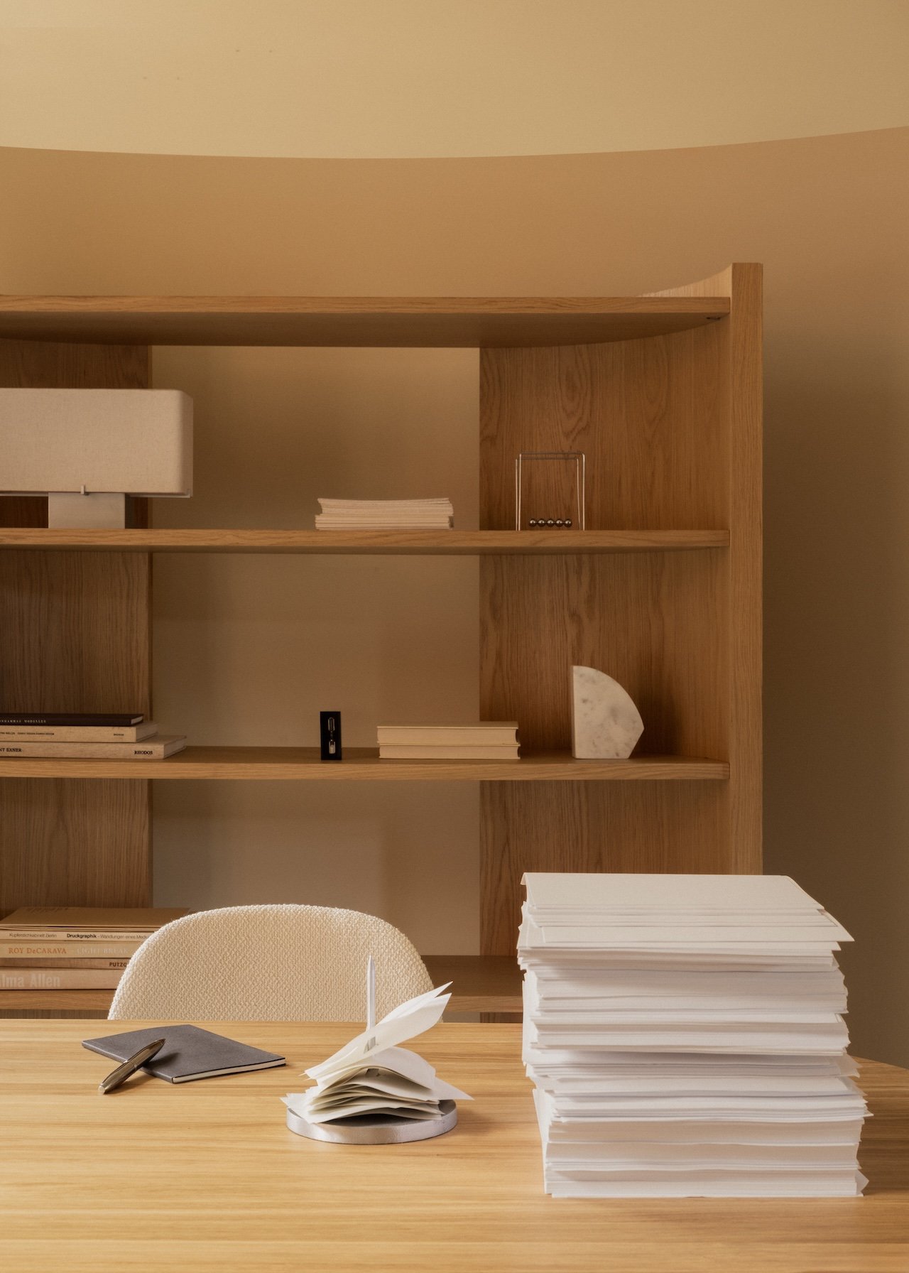 Crescent Raf: Colin King'in Audo İçin Mekanı Yeniden Tanımlayan İlk Mobilyası