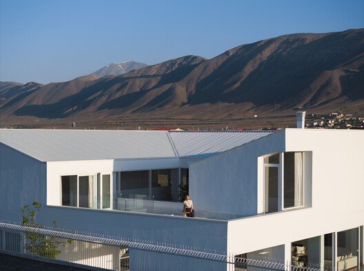 Damavand’ın Kalbinde Işıkla Dans Eden Mimari: Şehrzad Villa