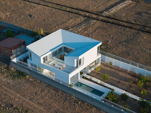 Damavand’ın Kalbinde Işıkla Dans Eden Mimari: Şehrzad Villa