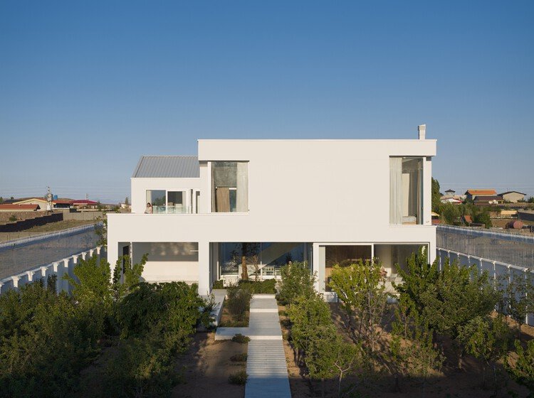 Damavand’ın Kalbinde Işıkla Dans Eden Mimari: Şehrzad Villa