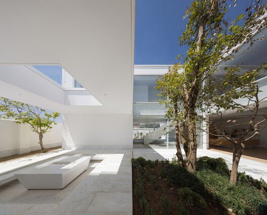 Damavand’ın Kalbinde Işıkla Dans Eden Mimari: Şehrzad Villa