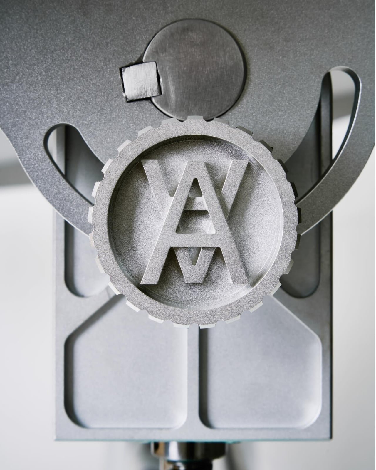 Daniel Arsham’ın Studio Masası: CALIPER’dan Sanata Özel Hassas Tasarım