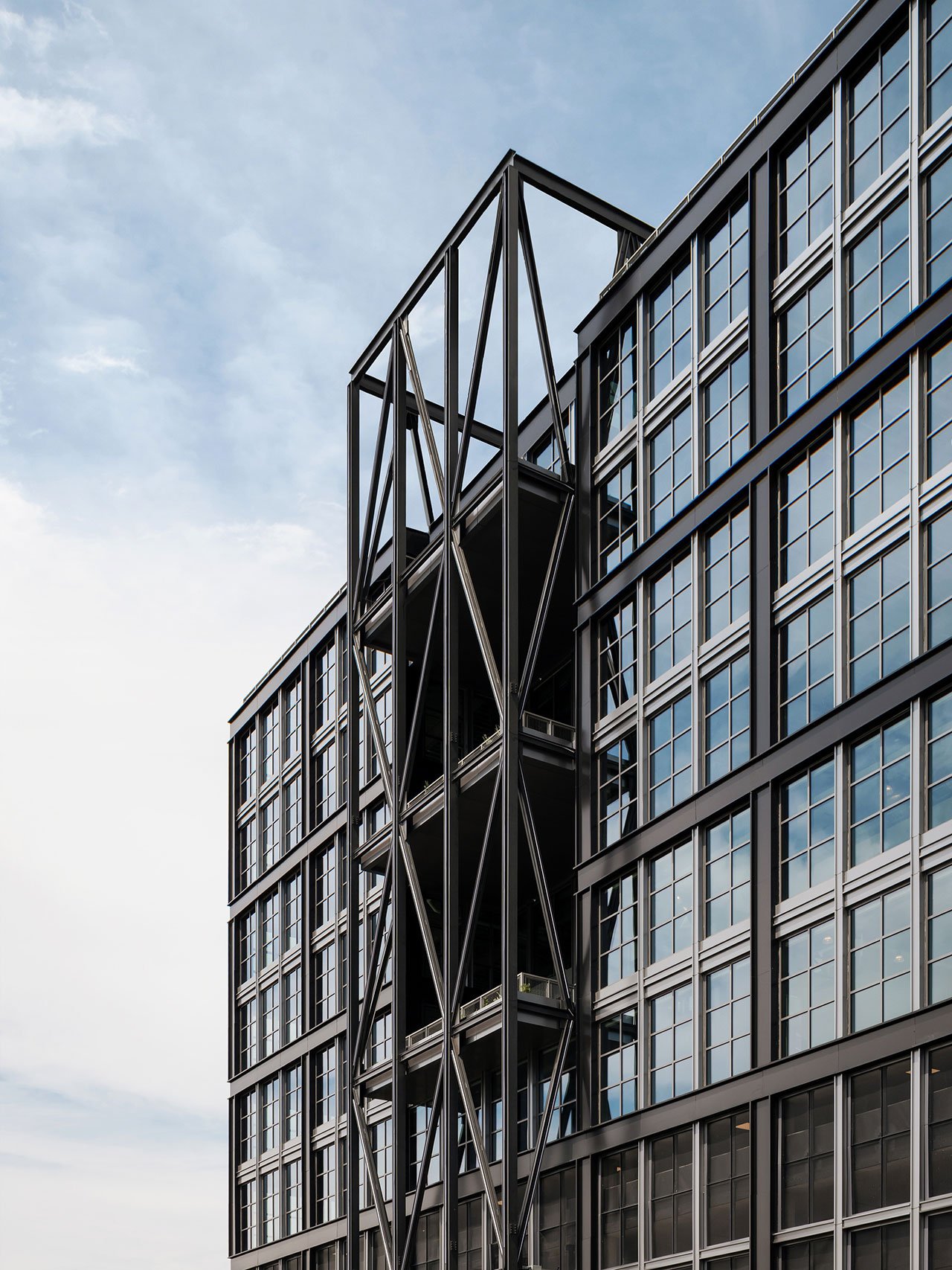 Denver'da Çelik Ev: Endüstriyel Ruhun Doğayla Dansı