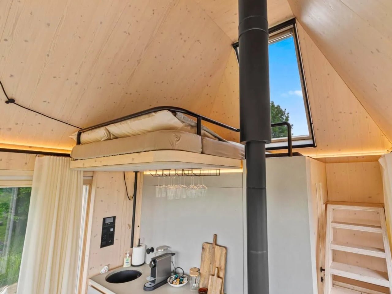 Devín Kulübesi: 20m²'de Hayalleri Yükselten Off-Grid Bir Vaha