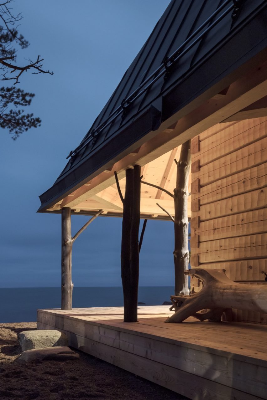 Doğanın Kalbinde: Finlandiya’da Yanan Ağaç Gövdeli Puusauna