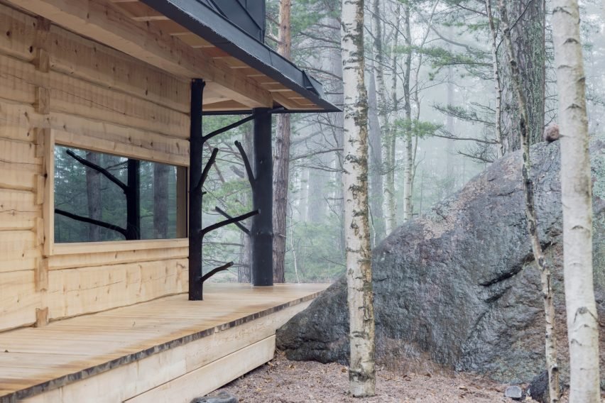 Doğanın Kalbinde: Finlandiya'da Yanan Ağaç Gövdeli Puusauna