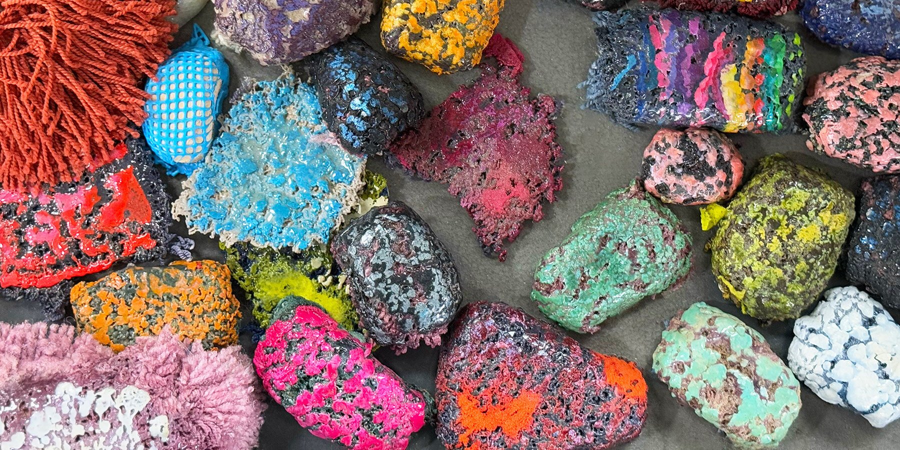 Dökme Halı Serisi: Atık Elyaf Parçaları Sanatsal Mobilyaya Dönüşüyor