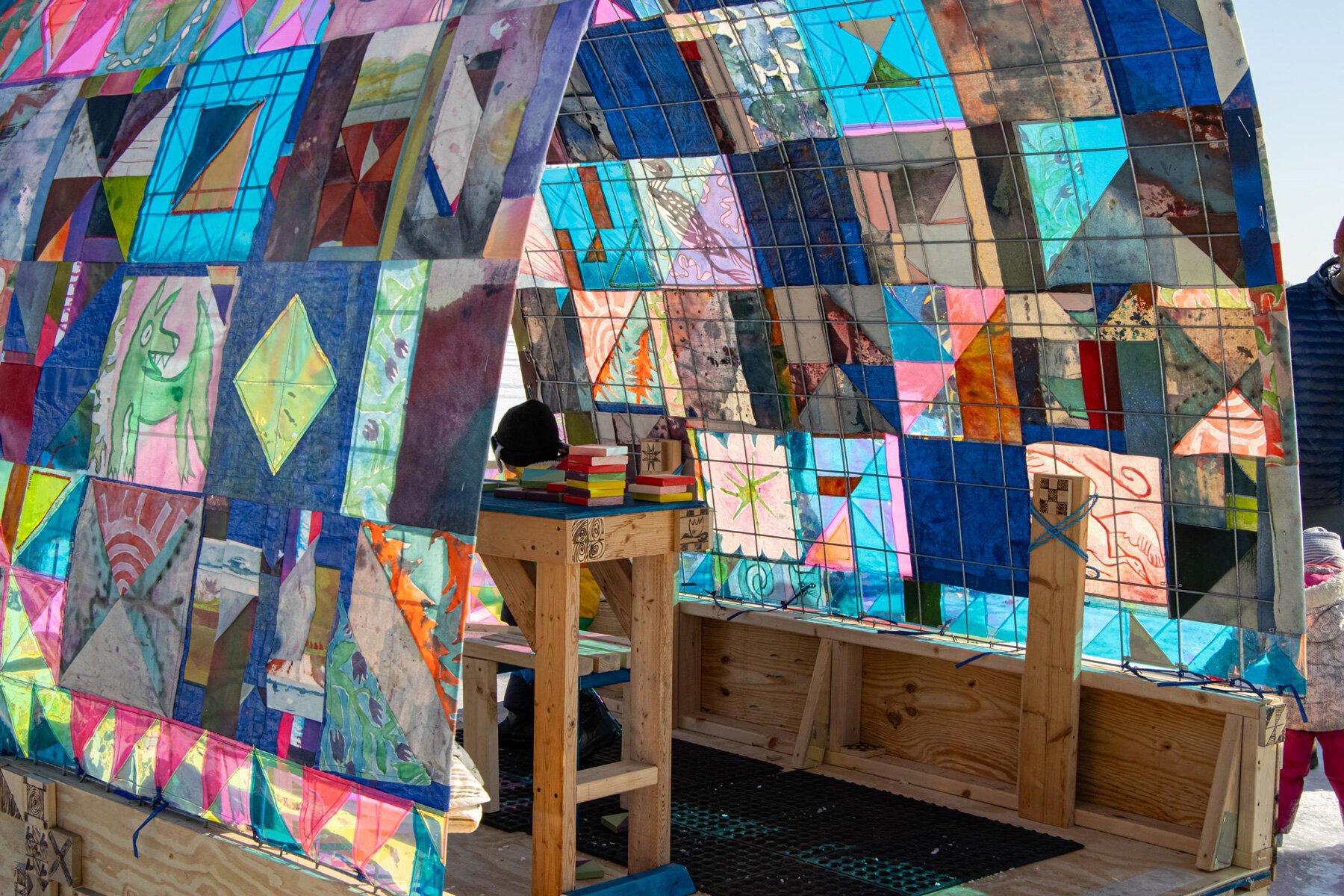 Donmuş Gölde Renkli Dokunuş: Yorgan Şanti, Kışa Sanatsal Bir Bakış