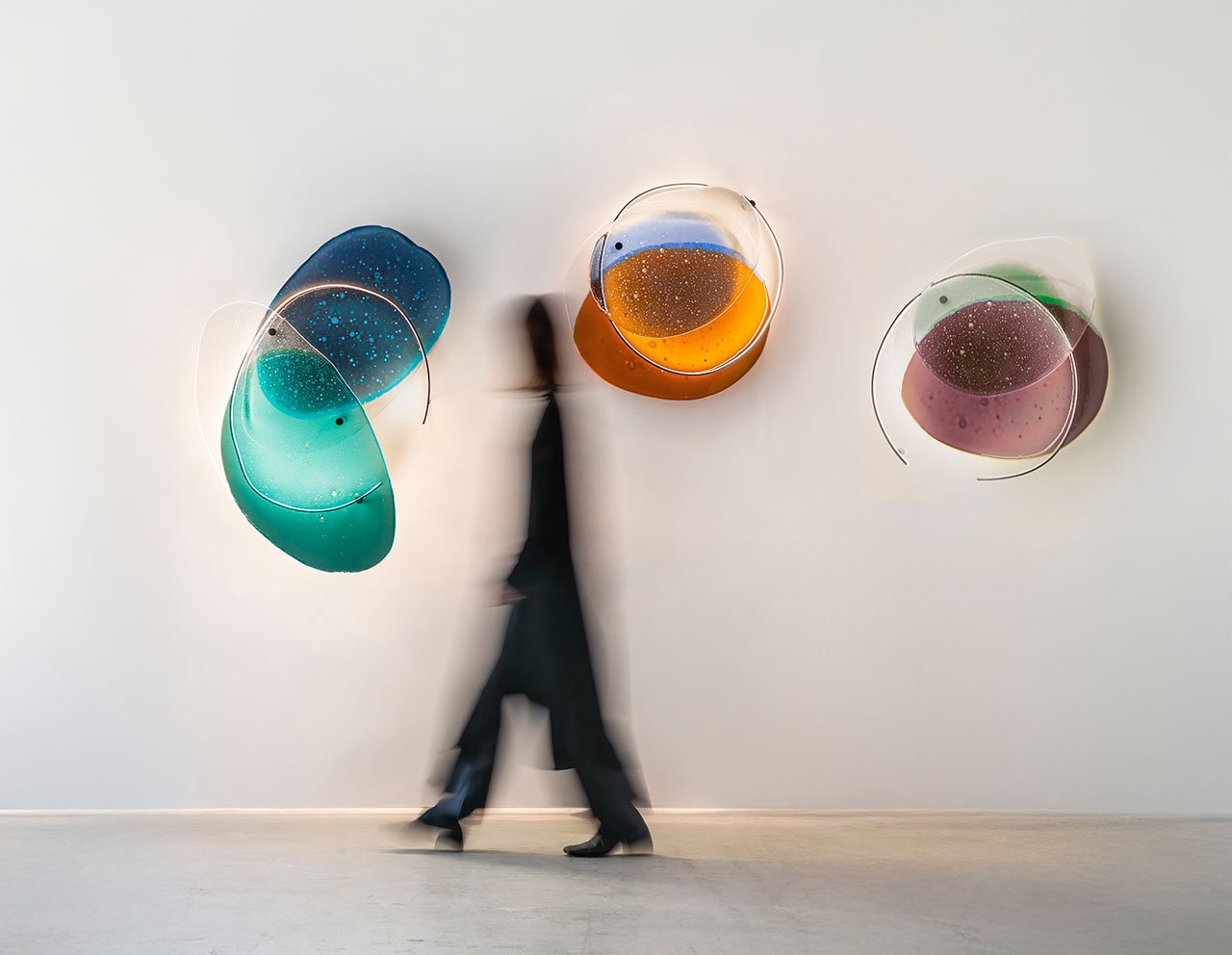 Draga & Aurel&rsquo;den Crisalide: Camda Işıkla Derinleşen Sanat