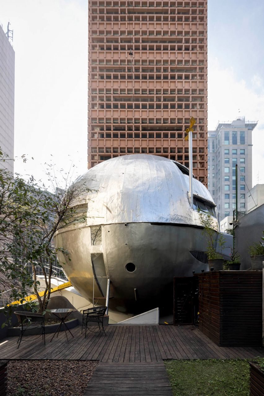 Eduardo Longo’nun Fütüristik Casa Bola’sı, São Paulo Tasarım Dünyasına Uzay Gemisi Havası Katıyor