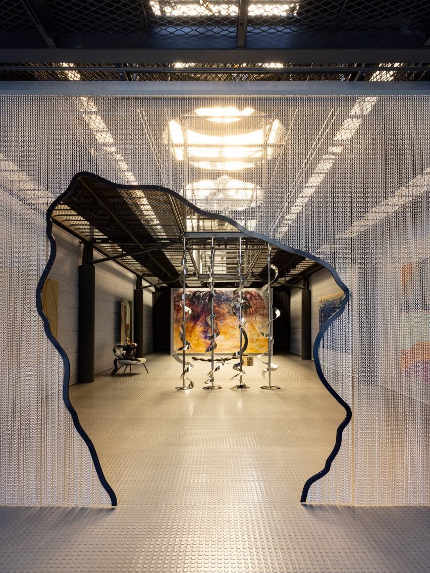 Eduardo Longo’nun Fütüristik Casa Bola’sı, São Paulo Tasarım Dünyasına Uzay Gemisi Havası Katıyor