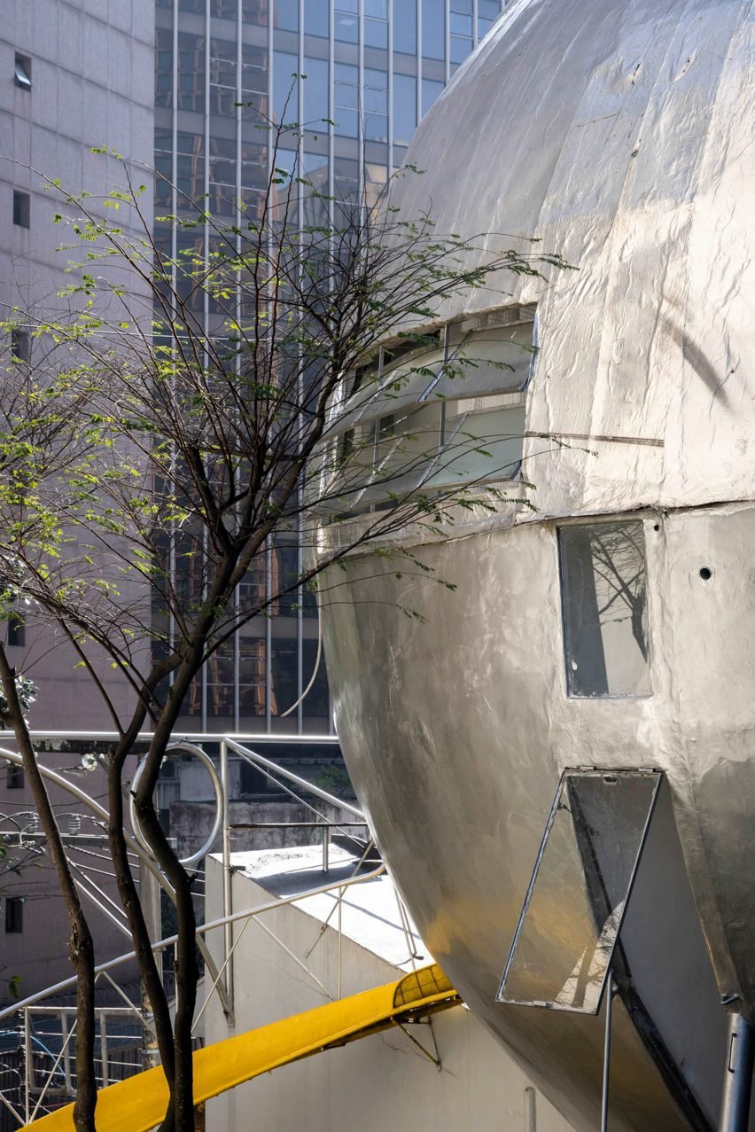 Eduardo Longo’nun Fütüristik Casa Bola’sı, São Paulo Tasarım Dünyasına Uzay Gemisi Havası Katıyor