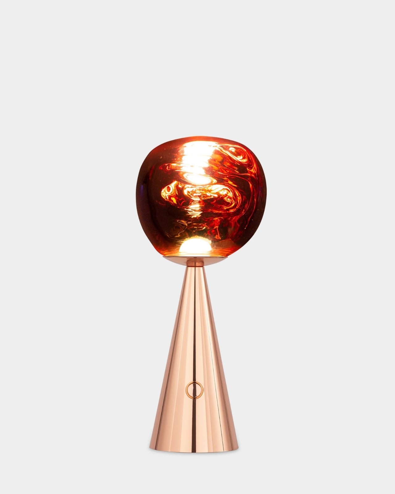 Erimiş Metal Estetiği: Tom Dixon'dan Taşınabilir Melt Lamba İle Aydınlan