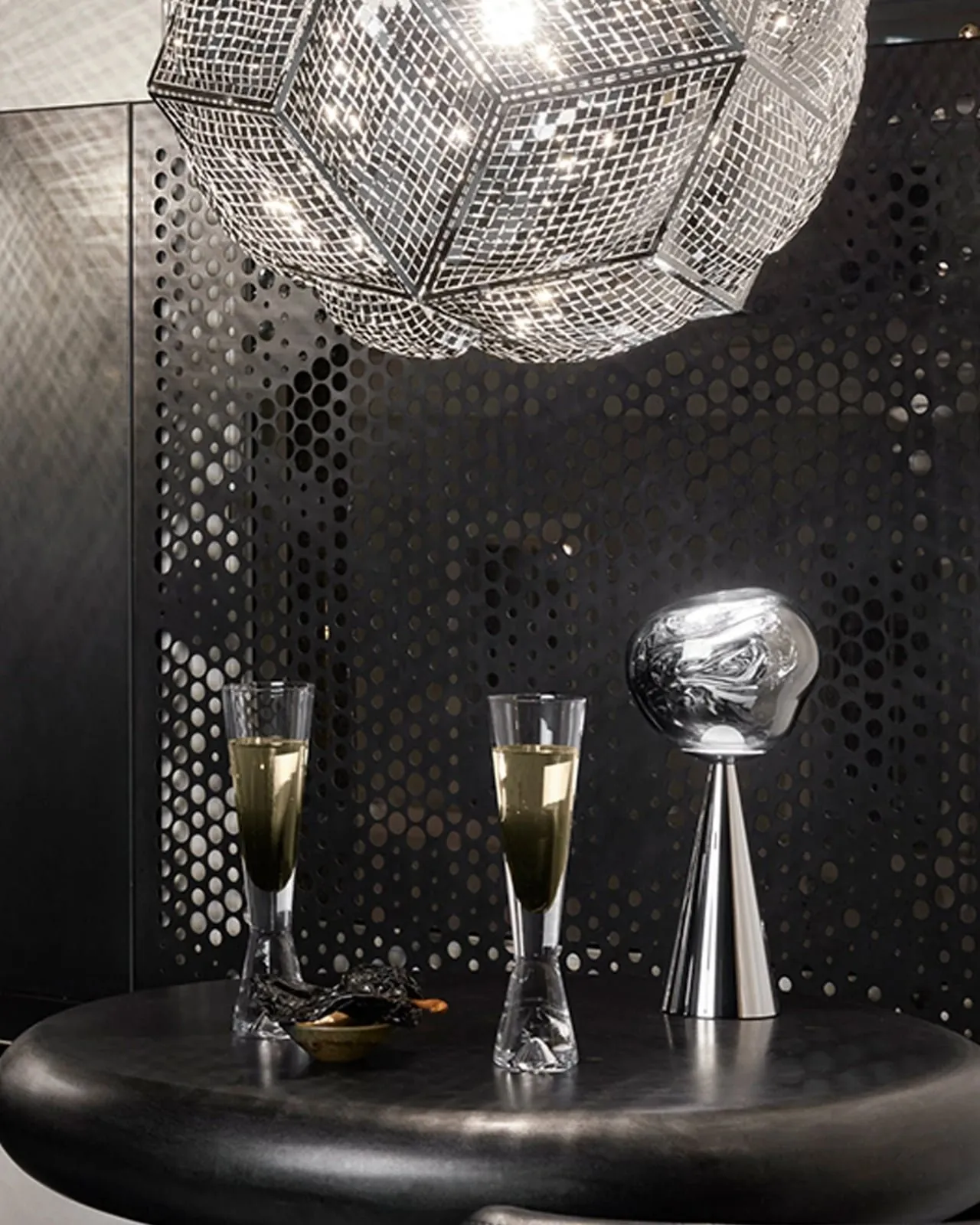 Erimiş Metal Estetiği: Tom Dixon'dan Taşınabilir Melt Lamba İle Aydınlan