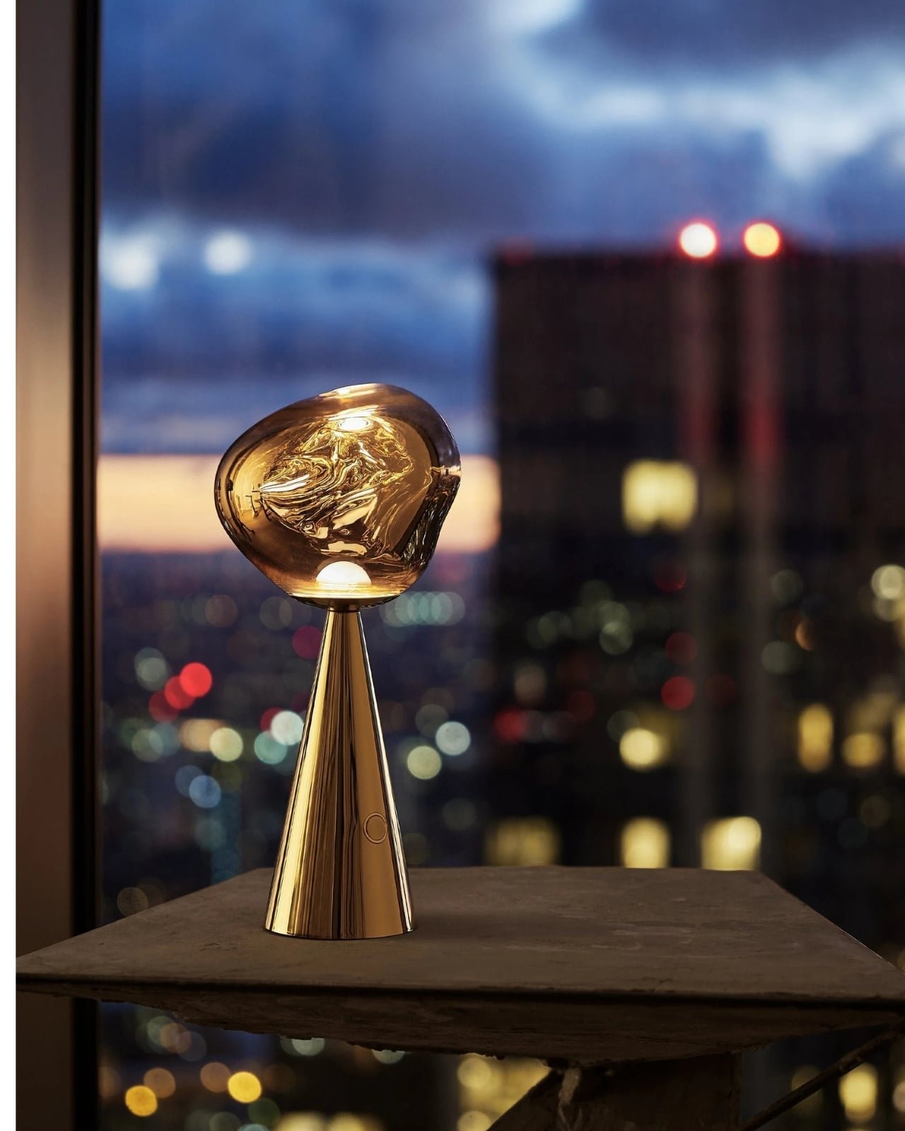 Erimiş Metal Estetiği: Tom Dixon'dan Taşınabilir Melt Lamba İle Aydınlan