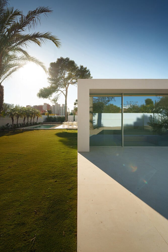 Akdeniz'in Üzerinde Yüzen Zarafet: Fran Silvestre'nin Cano Evi