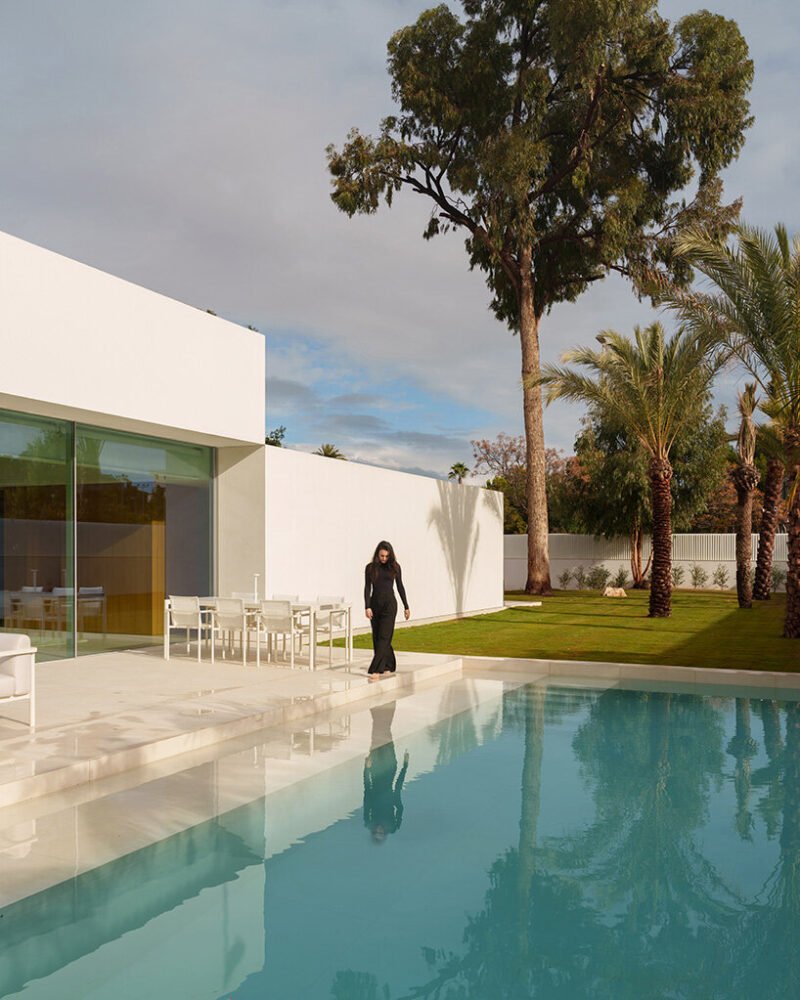 Akdeniz'in Üzerinde Yüzen Zarafet: Fran Silvestre'nin Cano Evi