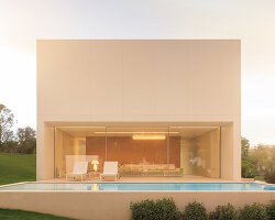 Akdeniz'in Üzerinde Yüzen Zarafet: Fran Silvestre'nin Cano Evi