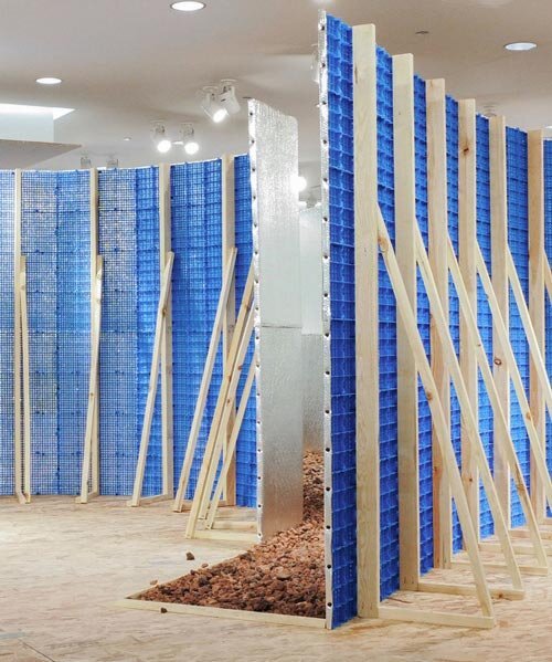 İtalya'da Piramidal Çatılı Terakota Kümeleriyle Anaokulu Tasarımı