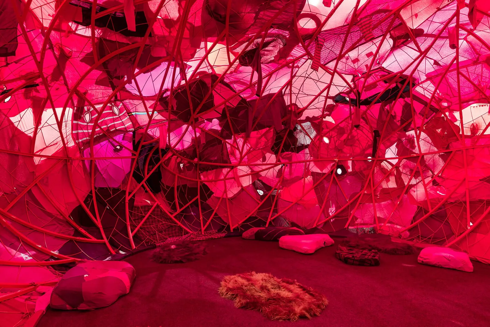 Hayward Gallery'de İki Dev Sergi: Chiharu Shiota ve Yin Xiuzhen