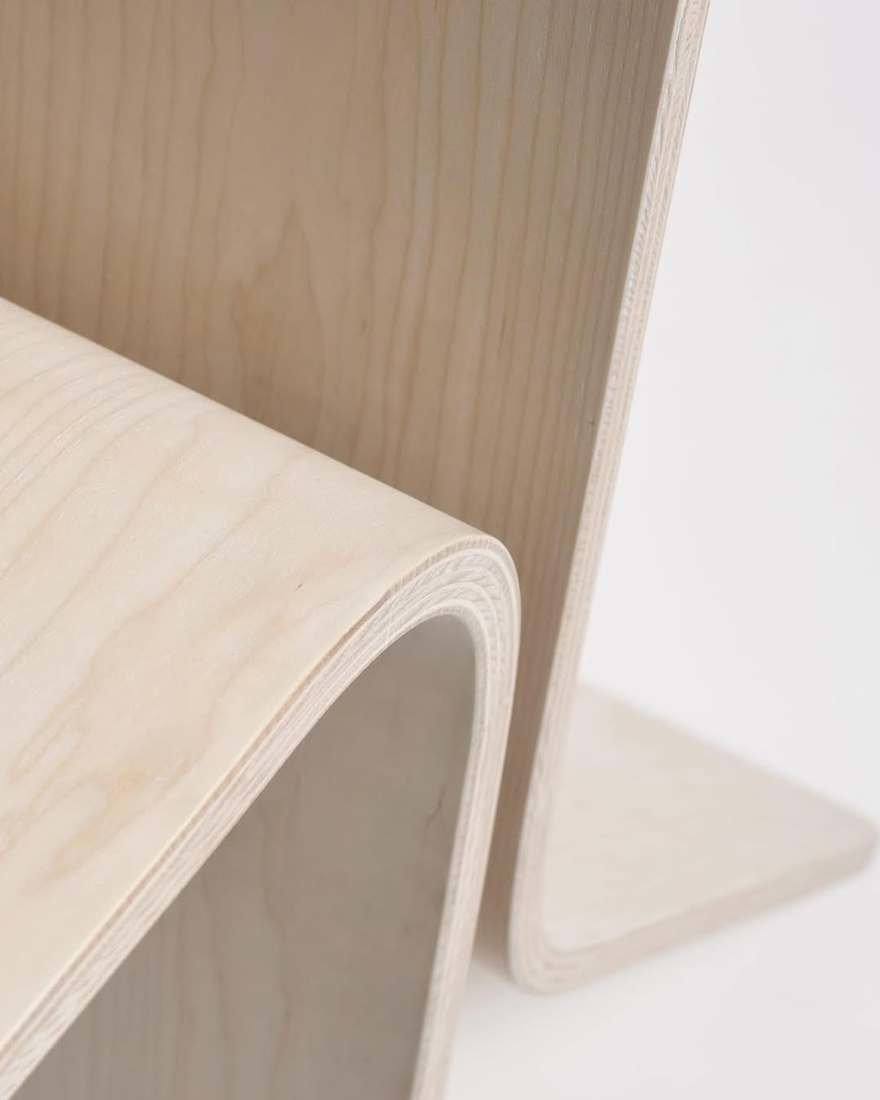 İki Yönlü Tilt Sandalye: Öğrenci Tasarımında Minimalist Bir Başyapıt