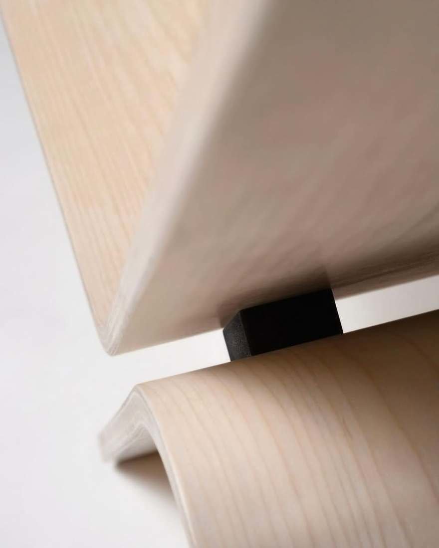 İki Yönlü Tilt Sandalye: Öğrenci Tasarımında Minimalist Bir Başyapıt