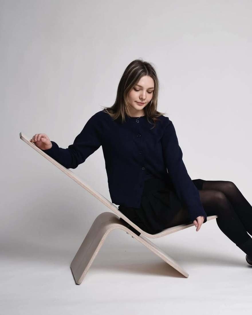 İki Yönlü Tilt Sandalye: Öğrenci Tasarımında Minimalist Bir Başyapıt