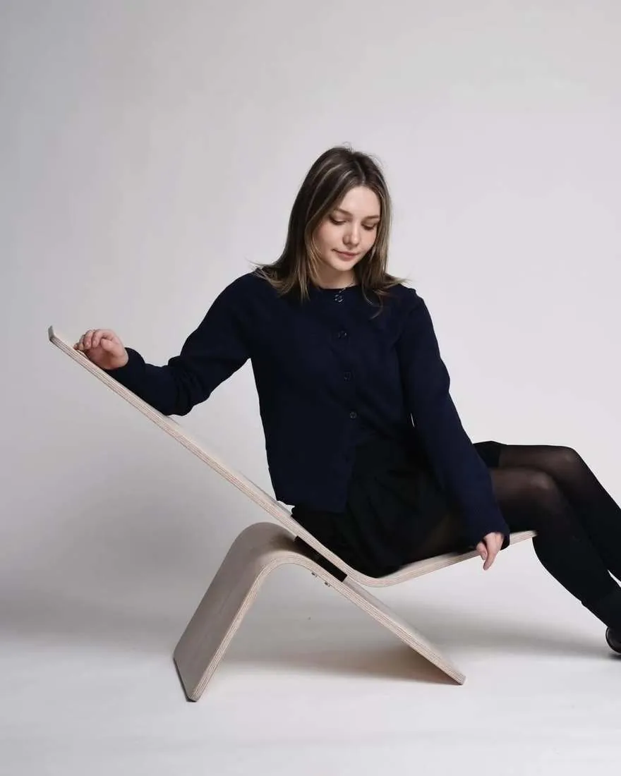 İki Yönlü Tilt Sandalye: Öğrenci Tasarımında Minimalist Bir Başyapıt