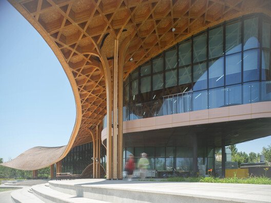 Dingzhou'da Dans Eden Göl: Ahşapla Yazılan Bir Doğa Senfonisi