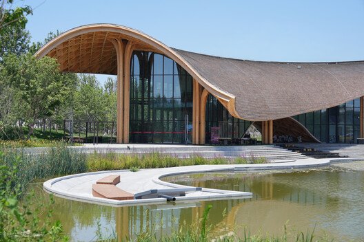 Dingzhou'da Dans Eden Göl: Ahşapla Yazılan Bir Doğa Senfonisi