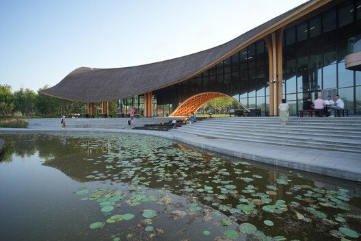 Dingzhou'da Dans Eden Göl: Ahşapla Yazılan Bir Doğa Senfonisi