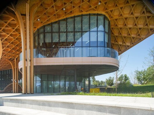 Dingzhou'da Dans Eden Göl: Ahşapla Yazılan Bir Doğa Senfonisi