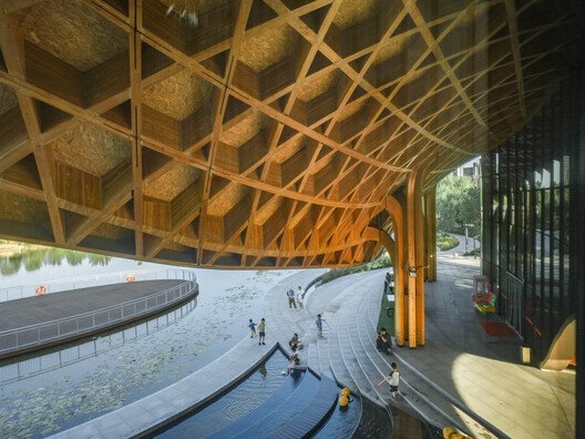 Dingzhou'da Dans Eden Göl: Ahşapla Yazılan Bir Doğa Senfonisi