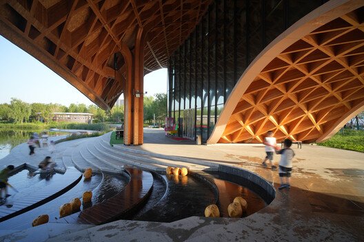 Dingzhou'da Dans Eden Göl: Ahşapla Yazılan Bir Doğa Senfonisi