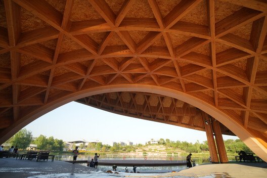 Dingzhou'da Dans Eden Göl: Ahşapla Yazılan Bir Doğa Senfonisi