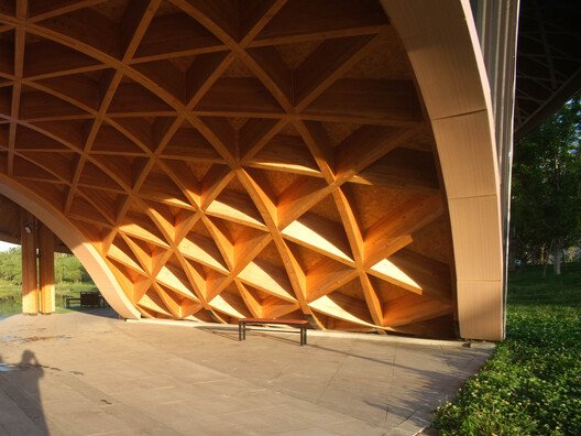 Dingzhou'da Dans Eden Göl: Ahşapla Yazılan Bir Doğa Senfonisi