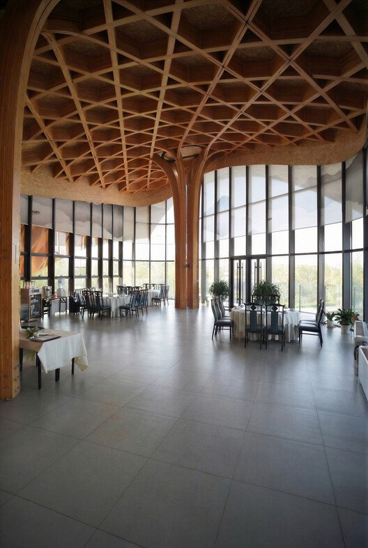 Dingzhou'da Dans Eden Göl: Ahşapla Yazılan Bir Doğa Senfonisi