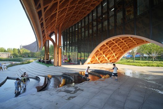 Dingzhou'da Dans Eden Göl: Ahşapla Yazılan Bir Doğa Senfonisi