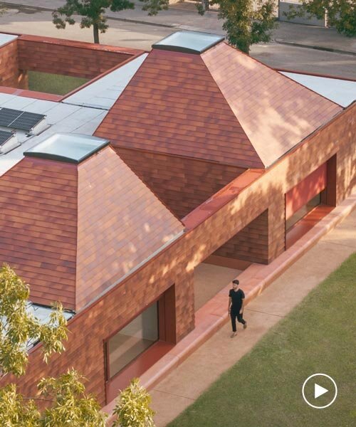 İtalya'da Piramidal Çatılı Terakota Kümeleriyle Anaokulu Tasarımı