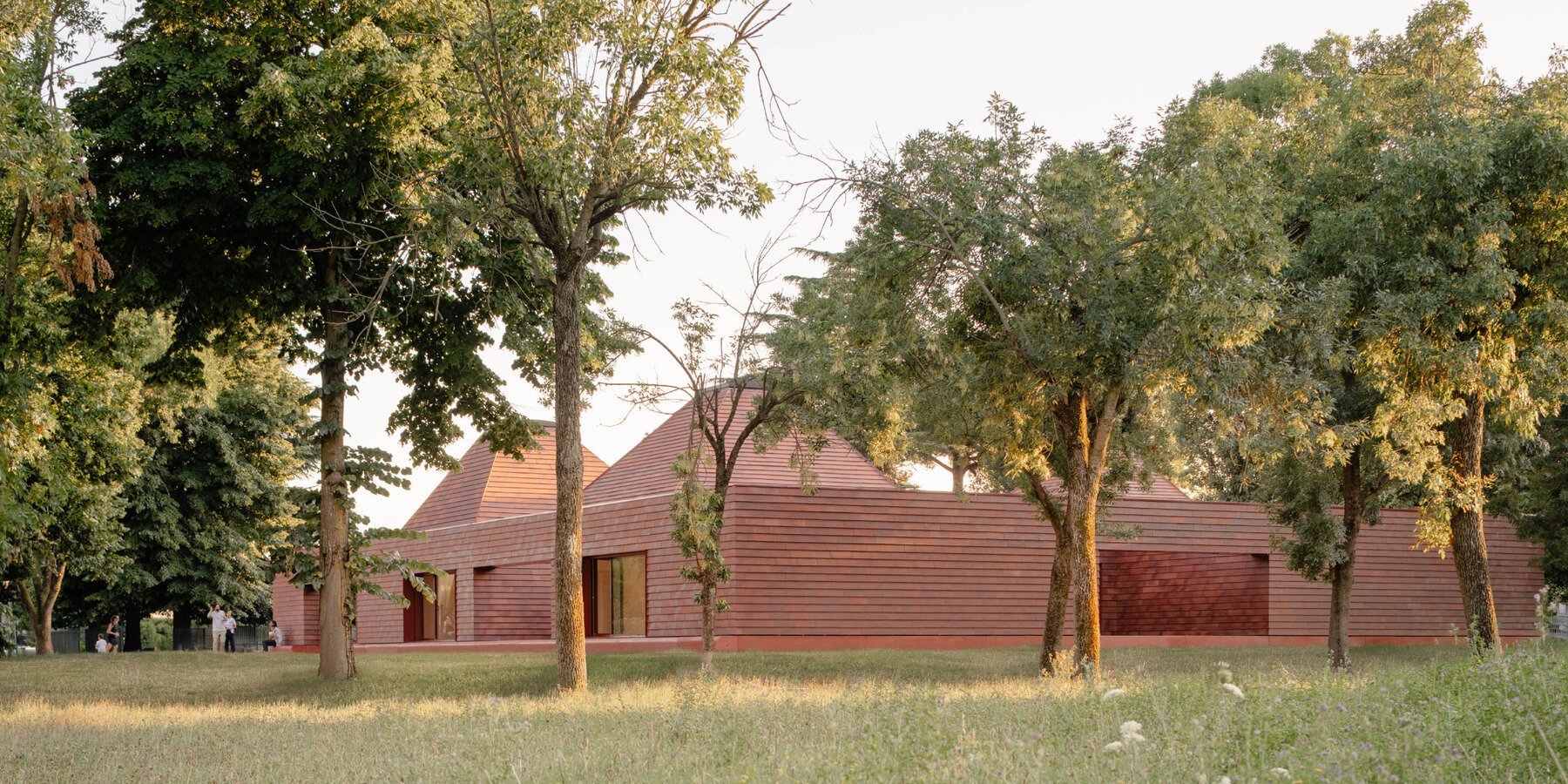 İtalya’da Piramidal Çatılı Terakota Kümeleriyle Anaokulu Tasarımı