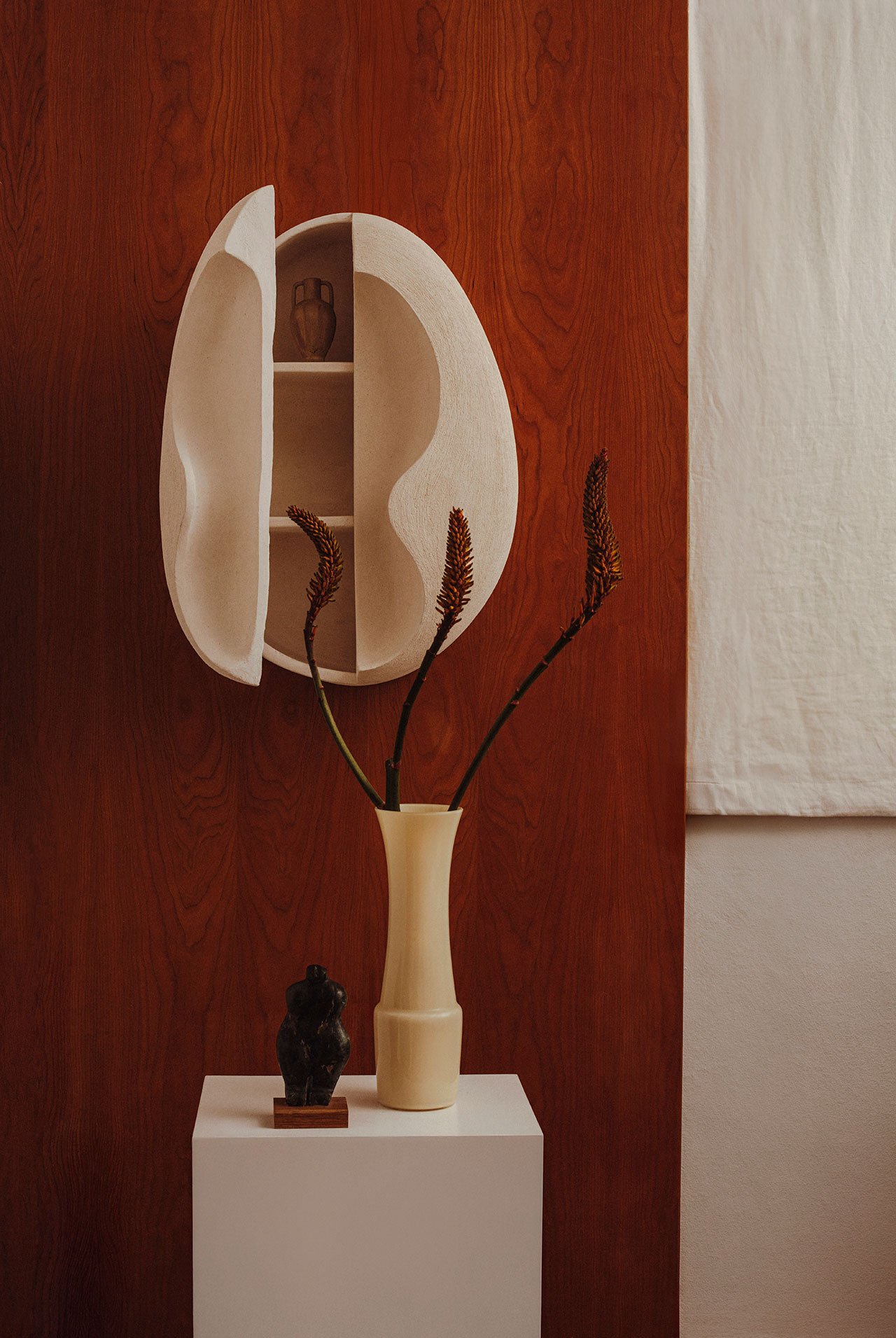 Jan Ernst'in Cavus Koleksiyonu: Kilin Derinliklerinden Doğan Formlar