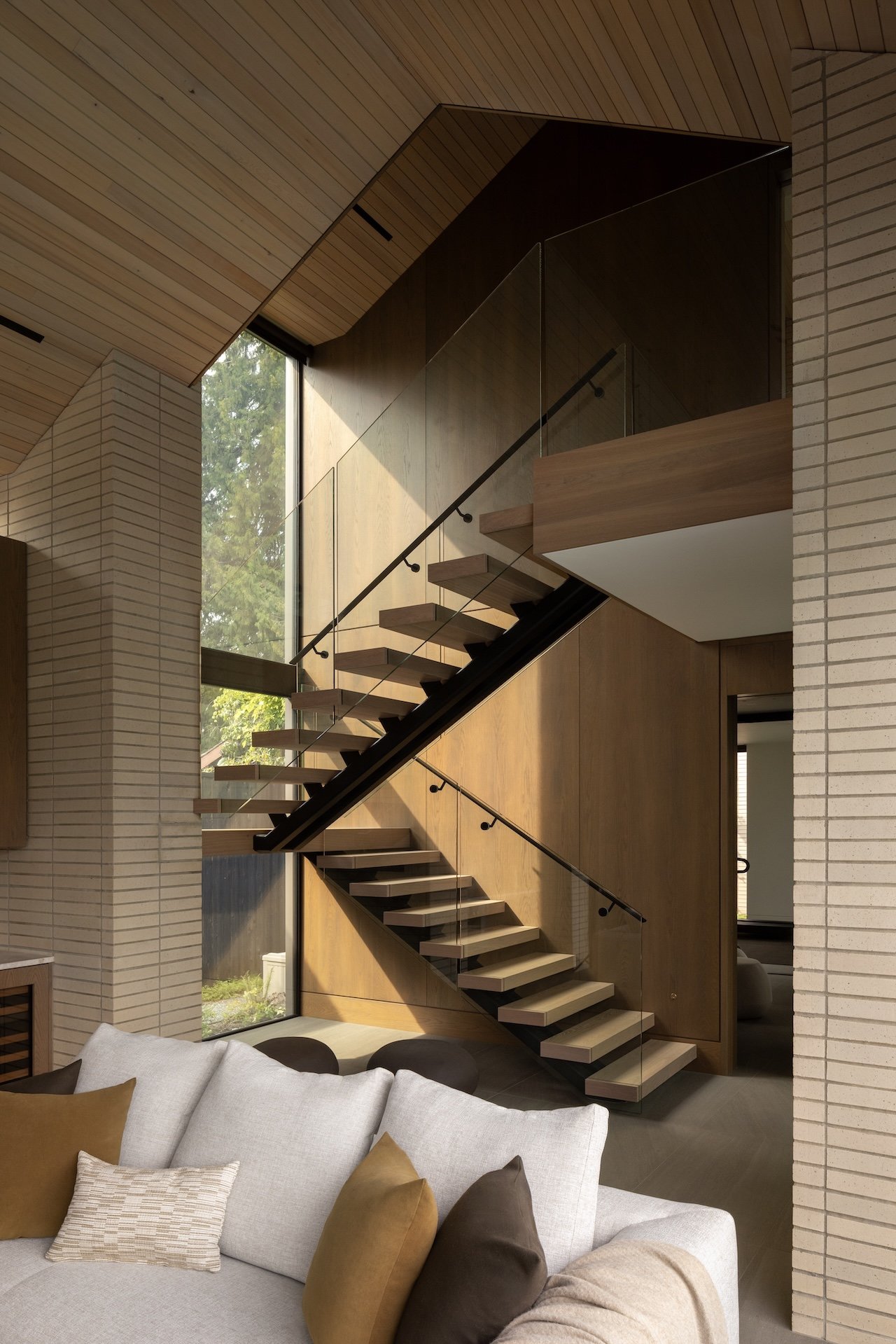 Sınırları Bulanıklaştıran Ev: Kuzey Vancouver'da Mimari ve Peyzaj Dansı